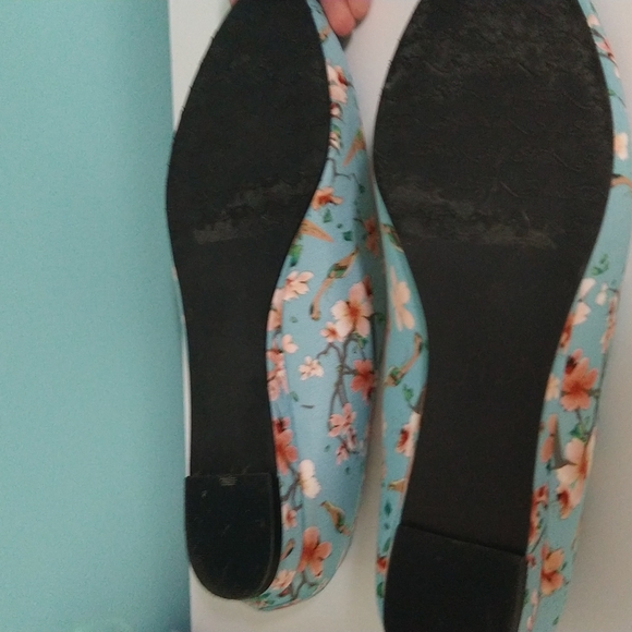 Gorgeous Floral Pointed-Toe Flats - Picture 2 of 3